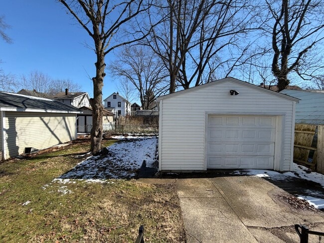 Building Photo - Cozy 3 Bed Home w/ 1-Car Garage