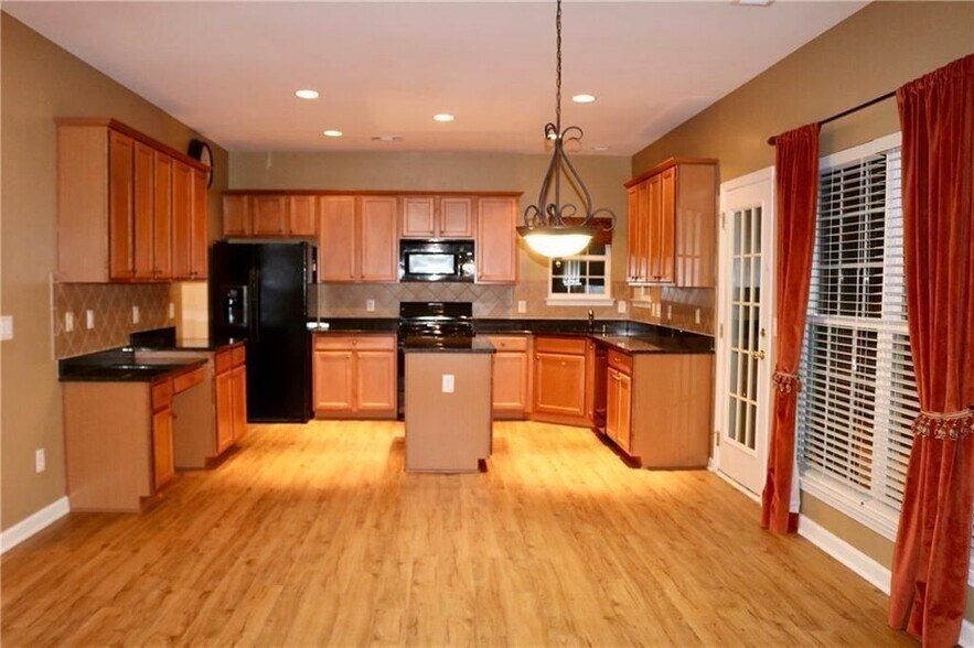 Building Photo - 607 Hidden Close