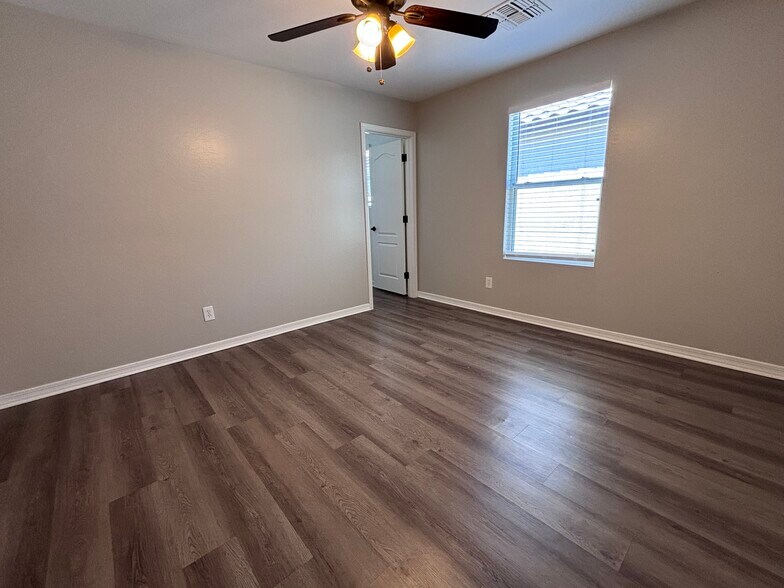 Building Photo - 947 S Utilis Dr