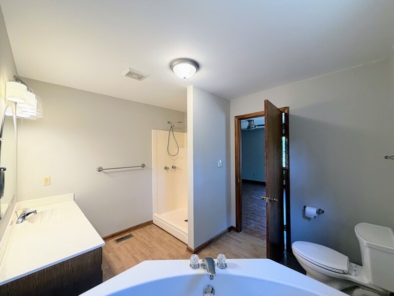 Master Bath - 1195 Tirzah Rd