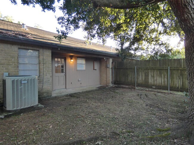 Building Photo - 610 Golfview Dr