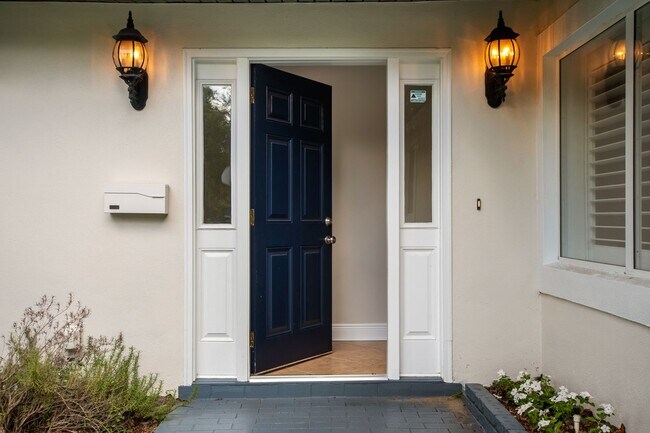 Building Photo - Renovated Winter Park 32789 Home for Lease