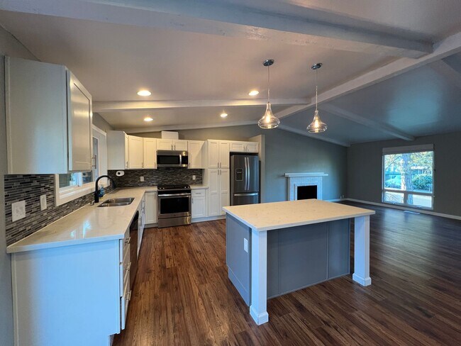 Building Photo - 3 Bedroom 2.5 Bath in Desirable Renton Fairwood Greens