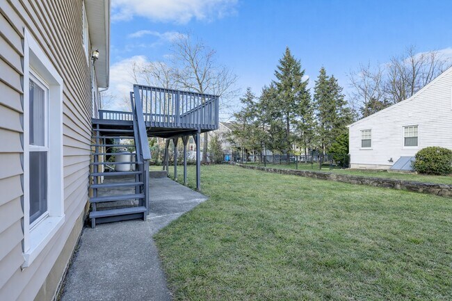 Building Photo - 4 Soundview Ave