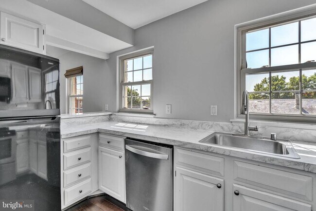 Building Photo - 525 Bashford Ln