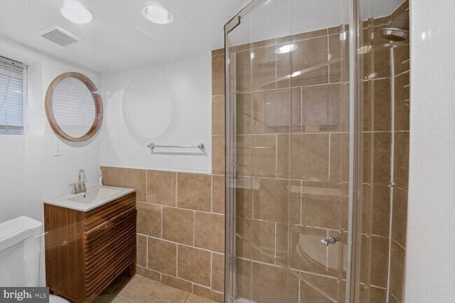 Building Photo - 1932 Summit Pl NE