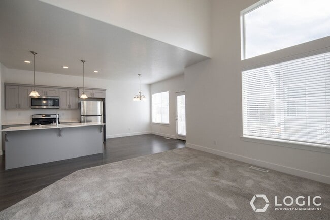 Building Photo - Stunning Townhome in Lehi!!