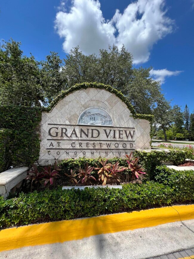 Building Photo - 1100 Crestwood Ct S