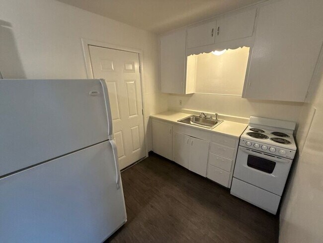 Building Photo - 273 Kearney St S