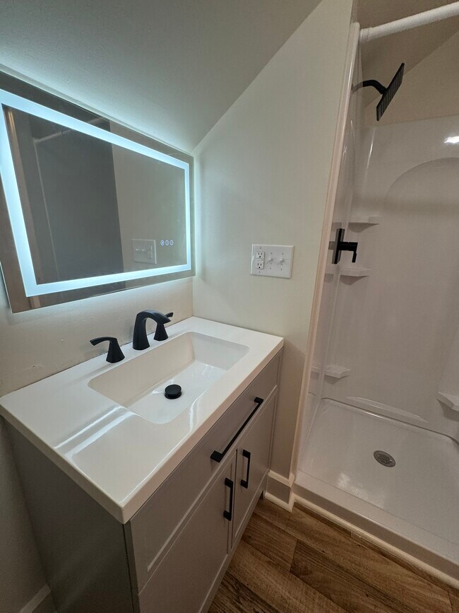 Building Photo - 215 E 9th St