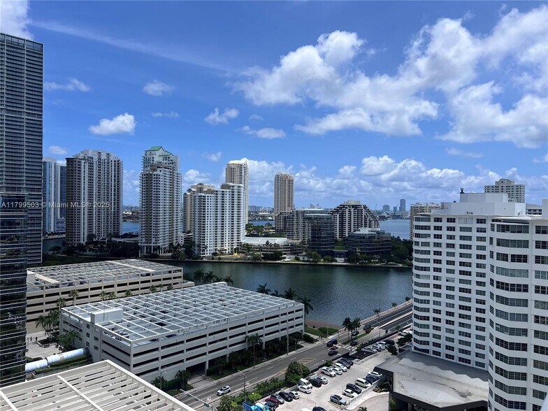 Building Photo - 950 Brickell Bay Dr