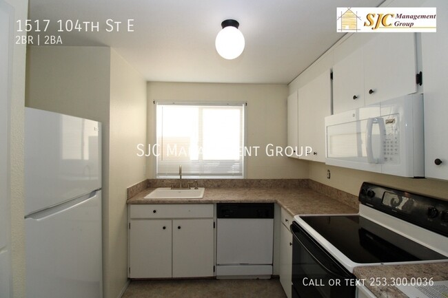 Building Photo - Clean and move in ready townhouse style condo