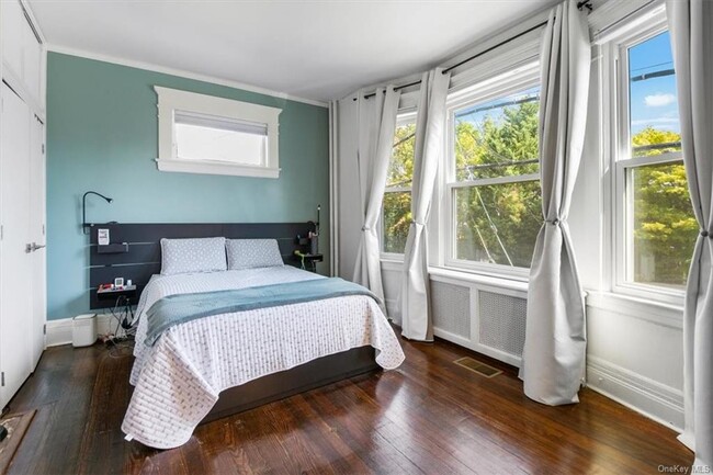 Building Photo - 1 Bayview Ave