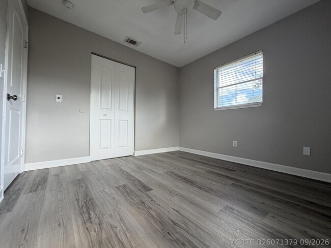 Building Photo - 1633 SE Arapaho Ave