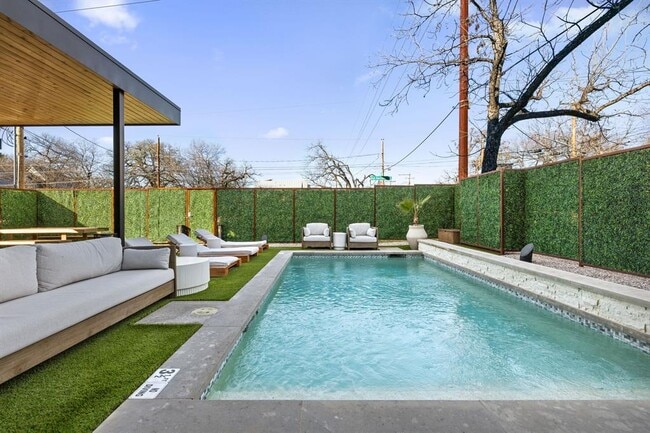 Building Photo - 1304 Comal St