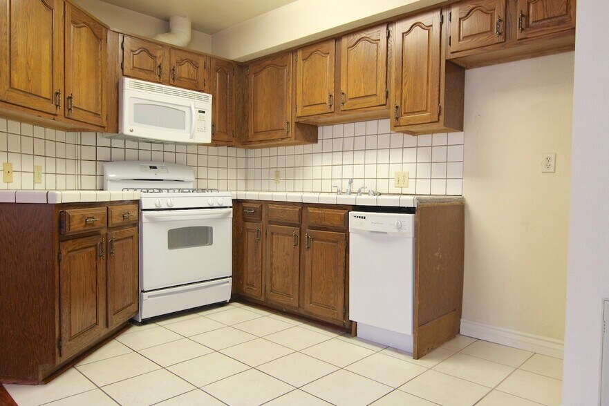 Building Photo - 4267 Beverly Glen Blvd