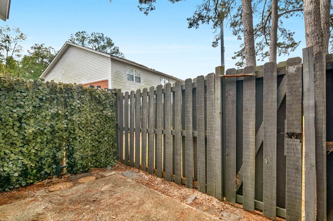 Building Photo - AVAILABLE NOW!  2 BED 2.5 BATH TOWNHOME