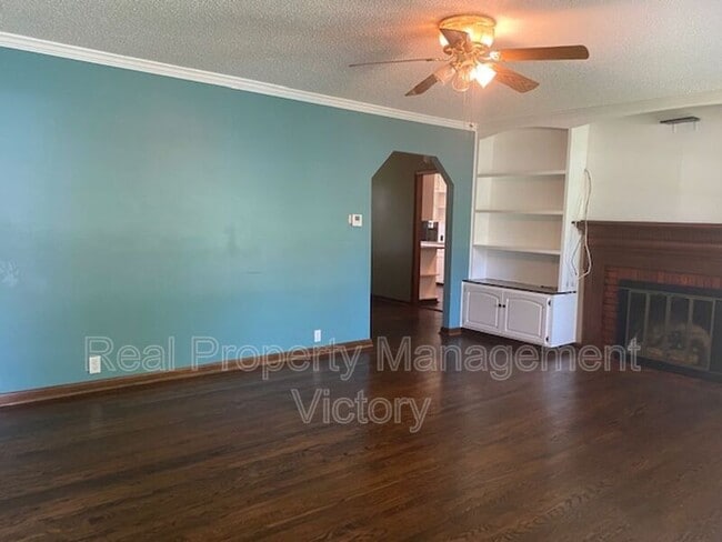 Building Photo - 201 Holly St