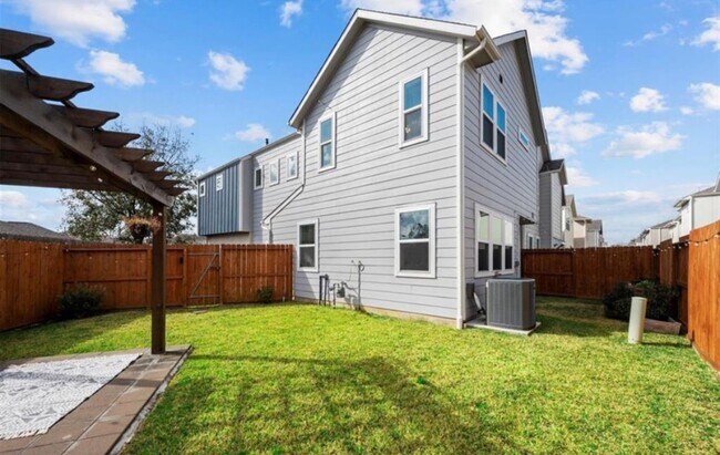 Building Photo - 5527 Cuerta St