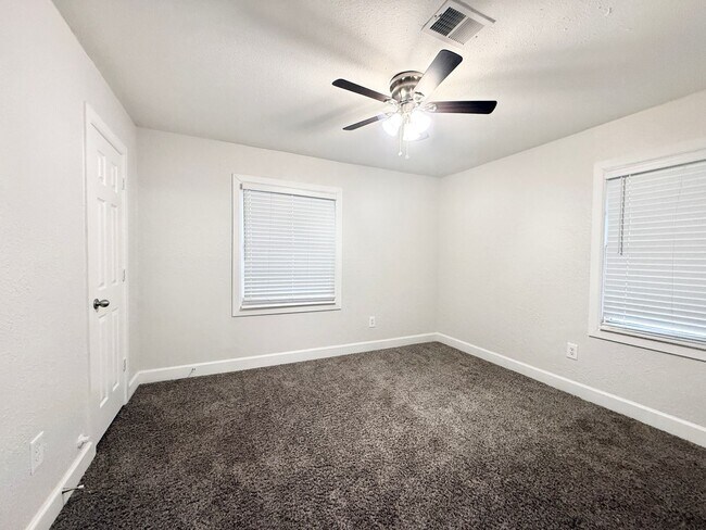 Building Photo - Stunning & Spacious 4/2 Home in Lake Jackson!