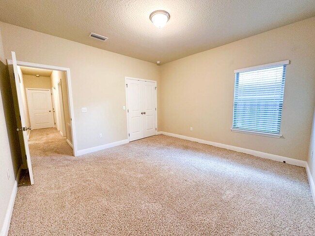 Building Photo - Well maintained 4 bedroom home with 2 car garage