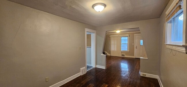 Building Photo - 3 Bed - 1.5 Bath - Single Family Home