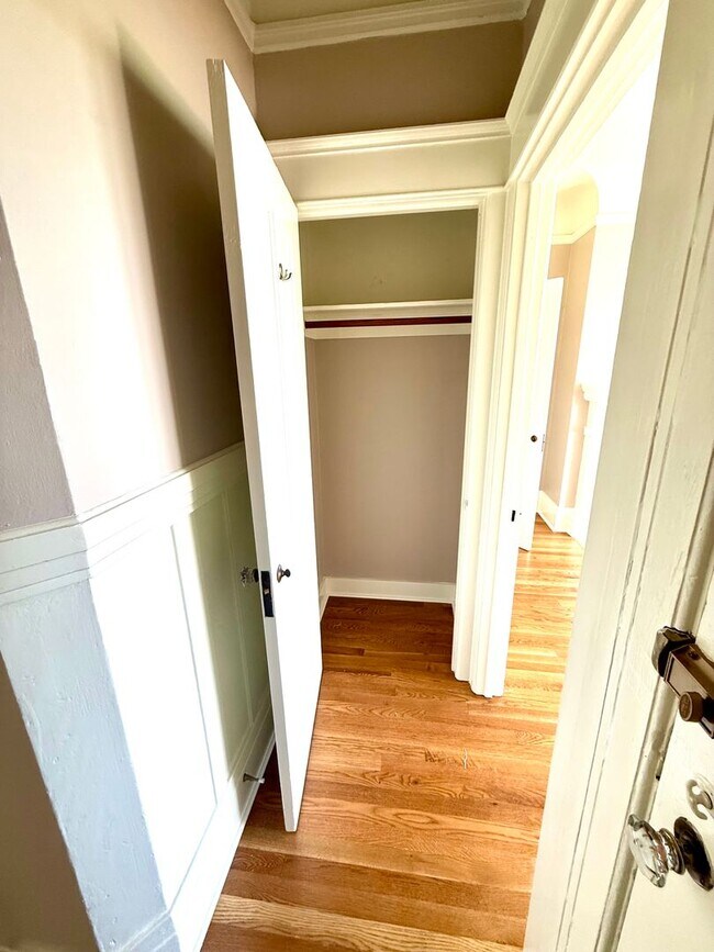 Building Photo - Charming Updated Top Floor 2BR/1BA Marina Apartment w/ Golden Gate Bridge Views! AMSI