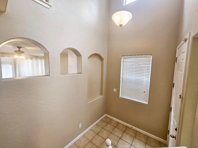 Building Photo - 6653 E Braly Ave