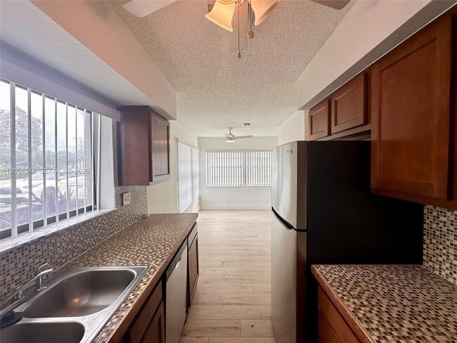 Building Photo - 2580 Coral Springs Dr