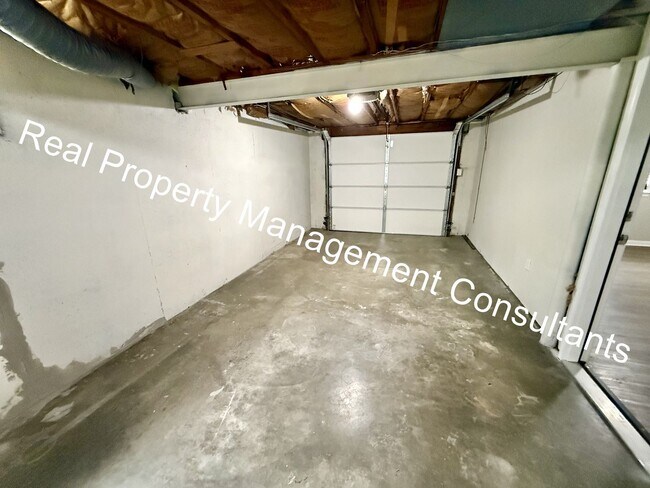 Building Photo - Charming 3 Bed Home with Modern Updates in...