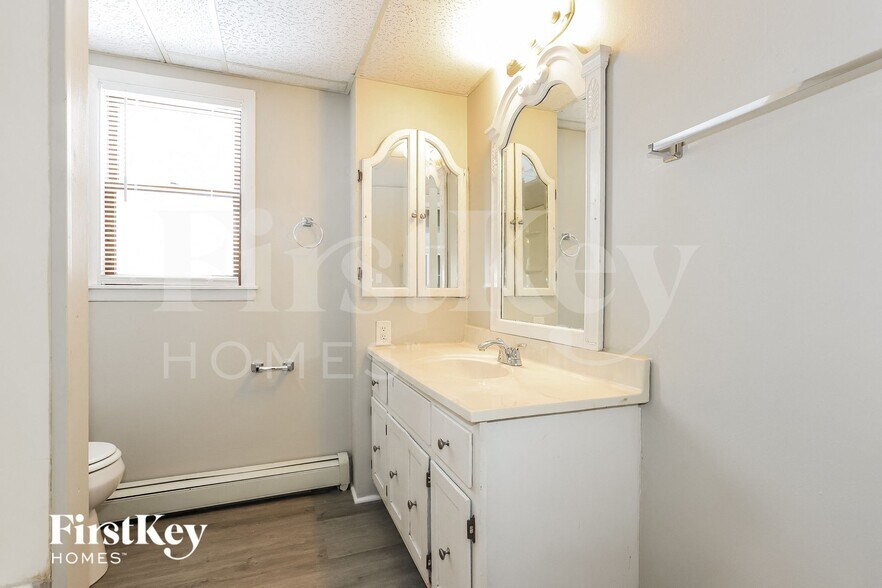 Building Photo - 2524 Golfview Dr