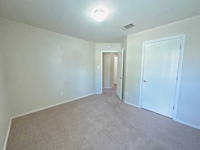 Building Photo - 1000 Bluff Meadow Cove