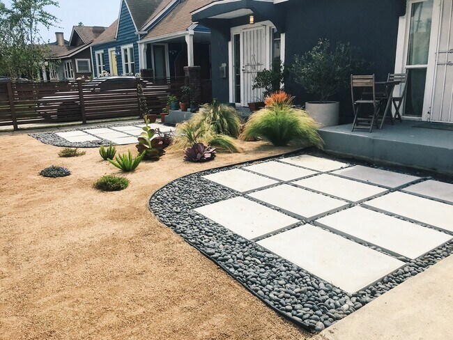 Private Front Patio - 3957 Van Ness S Ave