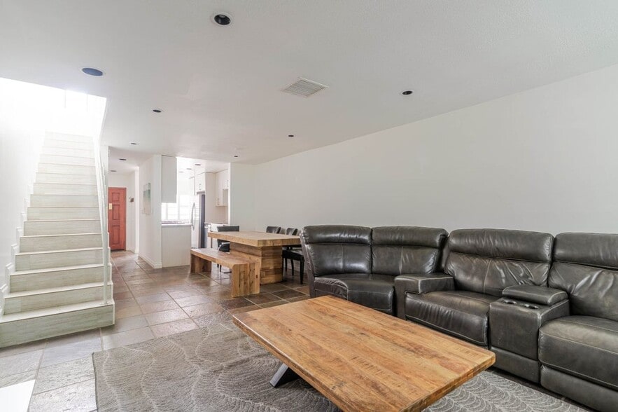 Building Photo - 5820 Yolanda Ave