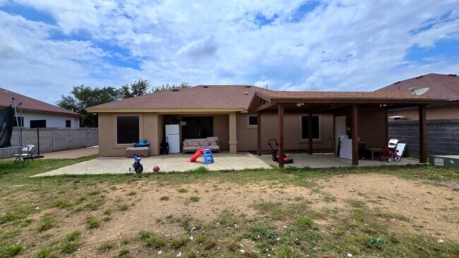 Building Photo - 313 Floral Blvd