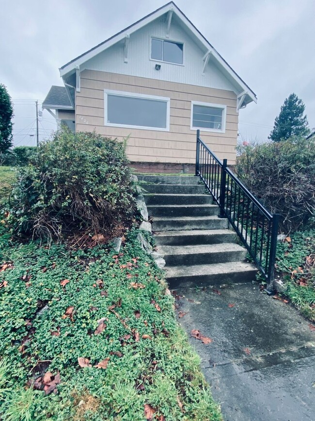 Building Photo - Updated 1910 Craftsman home in North Everett