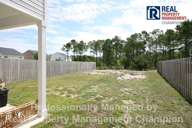 Building Photo - Fabulous Townhome with Open Floorplan