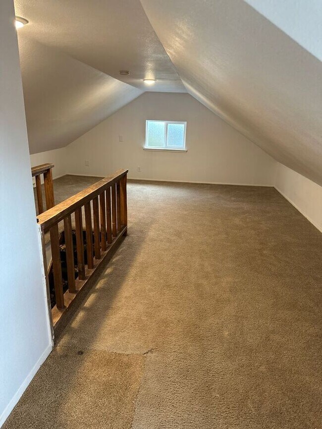 Building Photo - Beautifully remodeled 3 Bedroom 1 3/4 bath Home in Tacoma!
