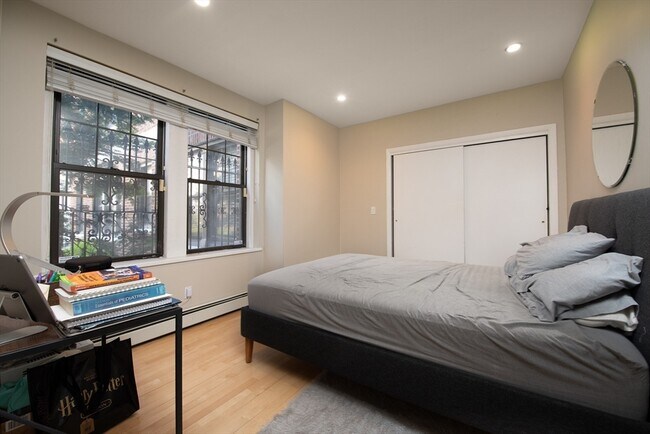 Building Photo - 64 Queensberry St