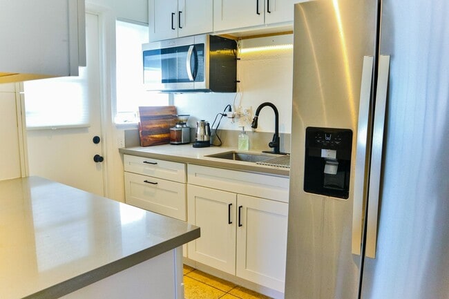Building Photo - 565 Madrona St