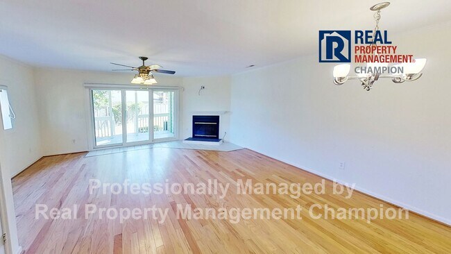 Building Photo - Spacious End Unit Townhome with Private Decks on Two Levels