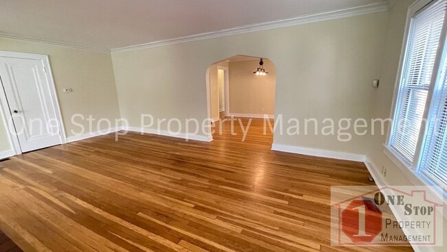 Building Photo - Charming 2-bedroom, 1-bath Duplex in Kansa...