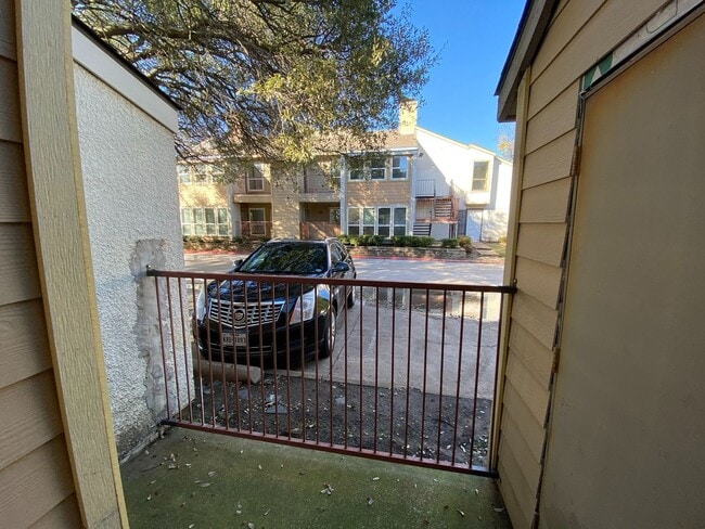 Building Photo - Charming Split-Level First-Floor Unit with...