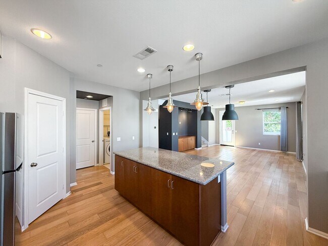 Building Photo - Beautiful 3B/3.5BA Townhouse in Carlsbad w...