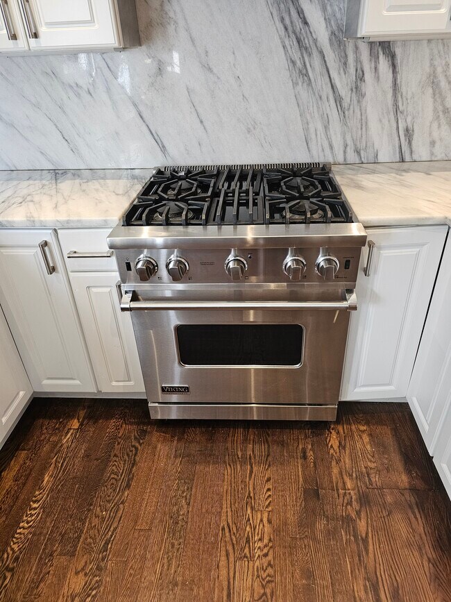 Building Photo - 11 Oak St