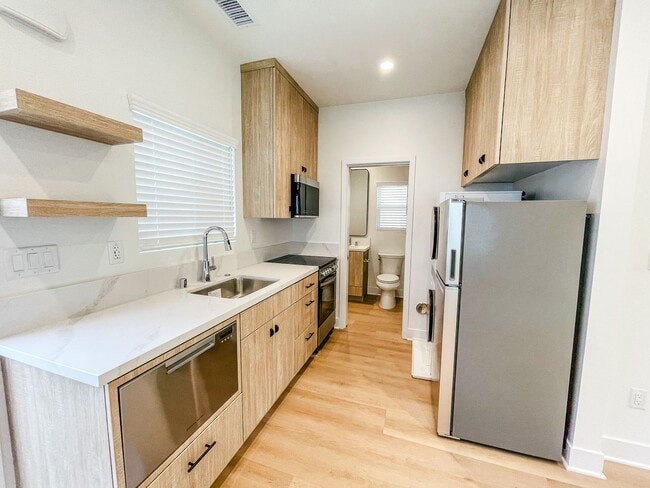 Building Photo - 204 18th St