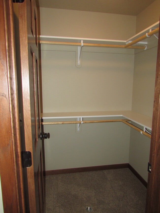 Building Photo - 3 BEDROOM | 2 BATH | GARAGE | NEWER TOWNHO...