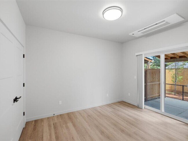 Building Photo - 1390 Overlook Ave NW
