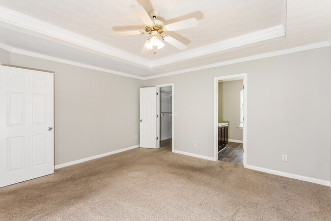 Building Photo - Ellenwood Comfort with Spacious Living