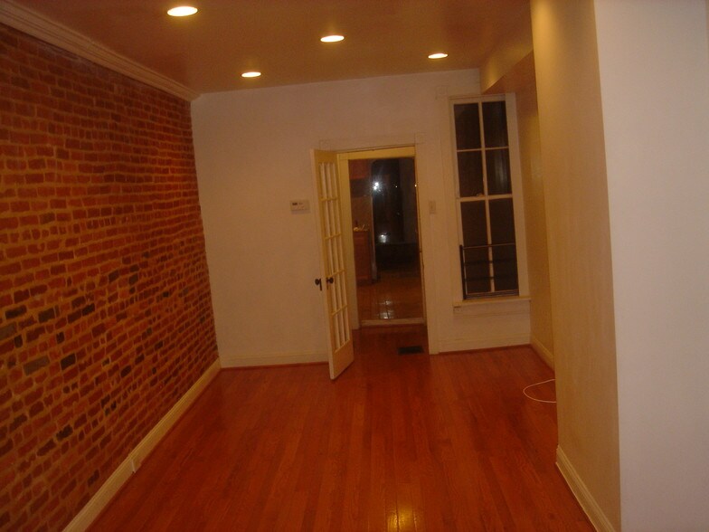 Building Photo - 2538 Foster Ave